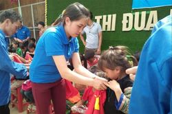 Nghị lực phi thường của nữ Bí thư Đoàn xã địu con lên giảng đường