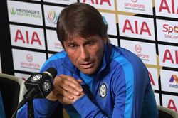 HLV Conte đứng ngồi không yên vì Lukaku