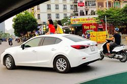 Có nên cho trẻ thò đầu qua cửa sổ trời nóc ô tô?