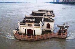 Chùa thờ Đức Quan Âm đứng kiên cường giữa sông, vượt mưa lũ qua 7 thế kỷ
