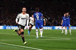 Barkley hỏng 11m, Chelsea thua cay đắng Valencia