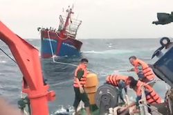 Tàu Kiểm ngư 410 cứu 46 ngư dân trên tàu cá mắc cạn tại Trường Sa