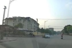 Xe máy chạy quá tốc độ qua giao lộ, gây tai nạn
