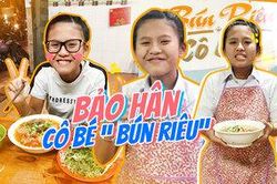 Trò cưng Hương Giang - Bảo Hân mang tạp dề, siêng năng 'chạy bàn' bán bún riêu phụ giúp bố mẹ