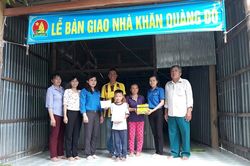 Giúp học sinh nghèo vượt khó tiếp tục đến trường