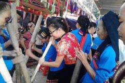 Rộn ràng Túm Loóng
