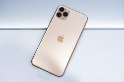Trên tay iPhone 11 Pro Max: mặt lưng kính nhám rất đẹp, không bám vân tay