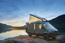 Ngôi nhà tý hon nhưng xa xỉ trên nóc xe Mercedes-Benz Sprinter