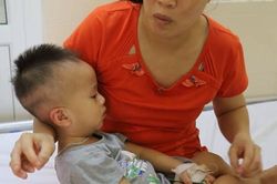 Thắt lòng cảnh bố mẹ mù lòa chăm con trai 19 tháng tuổi bị ung thư võng mạc
