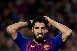 Tự nhận là số 9 giỏi nhất, Suarez trở thành trò lố bịch