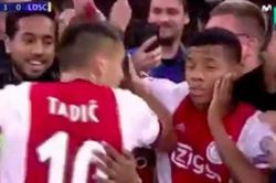 Đội trưởng Ajax gây sốc khi... tát đồng đội trong lúc ăn mừng bàn thắng