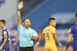 Trọng tài ngoại cho V-League: Liều thuốc chữa hoài nghi