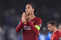 Napoli 2-0 Liverpool: Đến 'siêu hậu vệ' Van Dijk cũng mắc sai lầm