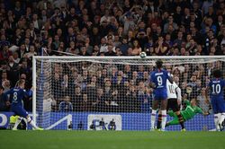 Willian và Jorginho nói gì với Barkley trước khi anh này sút hỏng phạt đền?
