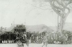 Hình độc về lễ hội làng ở Nam Định năm 1928
