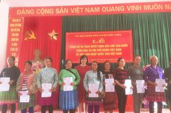 Trao quyết định nhập quốc tịch Việt Nam cho người Lào di cư tự do và kết hôn không giá thú tại Mộc Châu, Sơn La