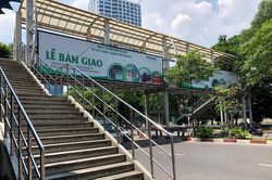 Cận cảnh cầu vượt đi bộ bị biến thành hộp quảng cáo