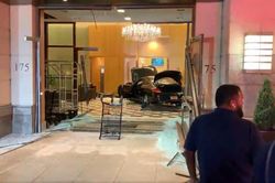 Lái xe đâm sầm vào sảnh Trump Plaza rồi 'ngồi chơi xơi nước'
