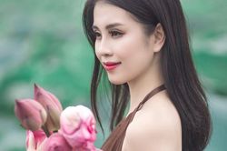 Diễn viên Thu Hương gây chú ý khi cover ca khúc 'Sen'