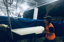 Vác đá lạnh xuyên đêm, anh công nhân phấn khởi nhận 400 ngàn đồng
