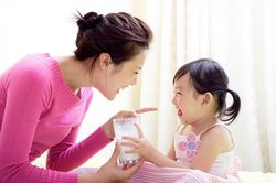 Thay vì quát mắng, cha mẹ áp dụng 5 cách này để con hết ương bướng