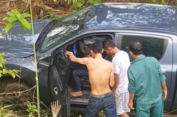 Xe bán tải lao xuống ruộng, người dân cạy ca bin giải cứu nữ tài xế người Nghệ An