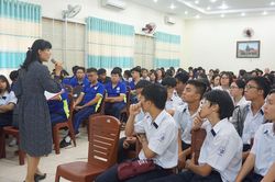 Học sinh thích thú với tiết học chuyên đề Việt Nam học