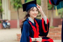 Nụ cười tỏa nắng của cô nữ sinh bị liệt 2 chân: 'Nhiều lúc em cảm thấy mình vẫn bình thường như mọi người'