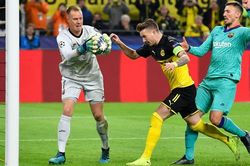 Thủ môn tuyển Đức dùng tiểu xảo kiểu V-League cứu Barcelona khỏi trận thua