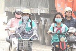 Bụi mịn PM2.5 - 'sát thủ' lơ lửng trong không khí, dân Hà Nội đeo khẩu trang 'cũng không ăn thua'