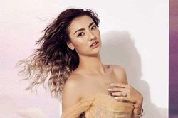 Sau tin đồn mang thai, người mẫu Hồng Quế bất ngờ khoe vòng 2 thon gọn