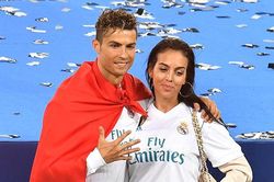 Người mẫu 'Lọ Lem' sắp cưới siêu cầu thủ Cristiano Ronaldo là ai?