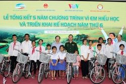 Nghệ An: Trao gần 6 nghìn suất học bổng 'Vì em hiếu học'