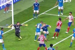Juventus thoát penalty sau tình huống lóng ngóng của De Ligt