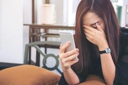 Nghịch lý thế hệ trẻ Trung Quốc dễ bị lừa tiền qua mạng hơn người già