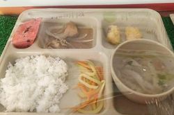 Phụ huynh tố trường Dân lập Quốc tế Việt Úc bớt khẩu phần ăn học sinh