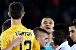 Navas gây sốt sau pha nháy mắt với Courtois