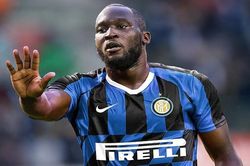 Lukaku suýt xô xát với đồng đội trong phòng thay đồ