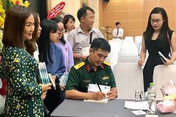 Tặng hơn 4.500 cuốn sách 'Mùa con sóng dữ' đến chiến sĩ hải quân