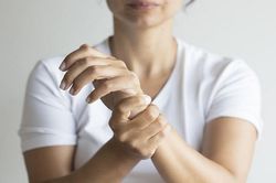 3 bài tập đơn giản xóa tan cơn đau cổ tay ngay tức thì