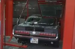Bỏ lại Ford Mustang cổ giá trị để trộm 3 bộ máy chơi game