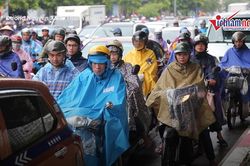 Dân Hà Nội vượt ải ma trận tắc đường, bì bõm đi làm ngày mưa
