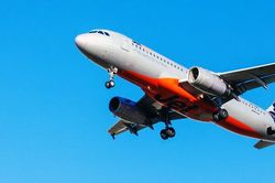 Máy bay Jetstar Australia hạ cánh khẩn cấp do nứt kính buồng lái