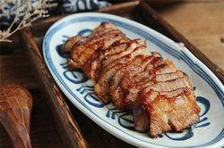 Mách chị em cách làm thịt áp chảo bằng nồi cơm điện đơn giản, mẹ chồng khó tính cũng phải 'gật gù' khen ngon