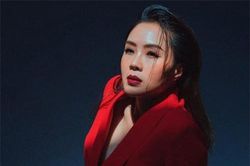 Hoa hồng trên ngực trái: 'Nàng Khuê' Hồng Diễm xuất hiện cực cá tính, trả lời về cái nắm tay trên giường với chồng đang khiến fan hoang mang