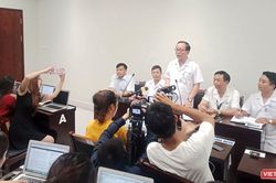 Bé 3 tuổi bị bỏ quên trên xe đưa đón trẻ được ra viện