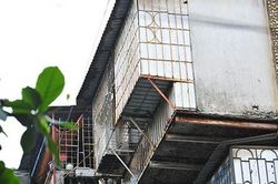 Bất an với những 'siêu chuồng cọp' lơ lửng trên các chung cư cũ ở Thủ đô