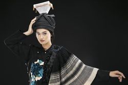 NTK Vũ Việt Hà dùng thổ cẩm kể 'chuyện tình cao nguyên đá'