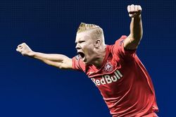 Tiền đạo 19 tuổi thế chỗ Messi, Ronaldo ở đội hình tiêu biểu