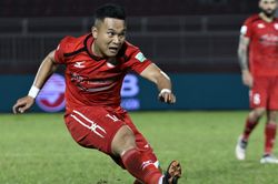 Phi Sơn nhận áo số 10 trước derby bóng đá TP.HCM